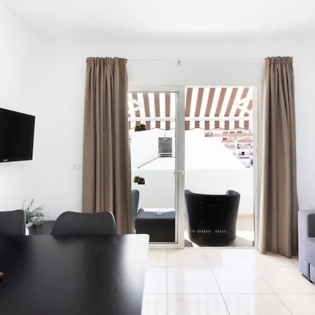 Home2book Americas Coastal Apt, Pool & Terrace Арона